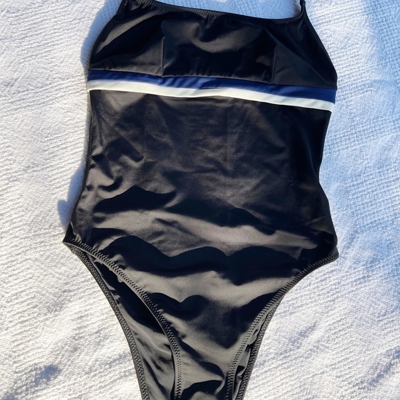 SOLID & STRIPED The Marina open-back halterneck swimsuit - Picture 6 of 11